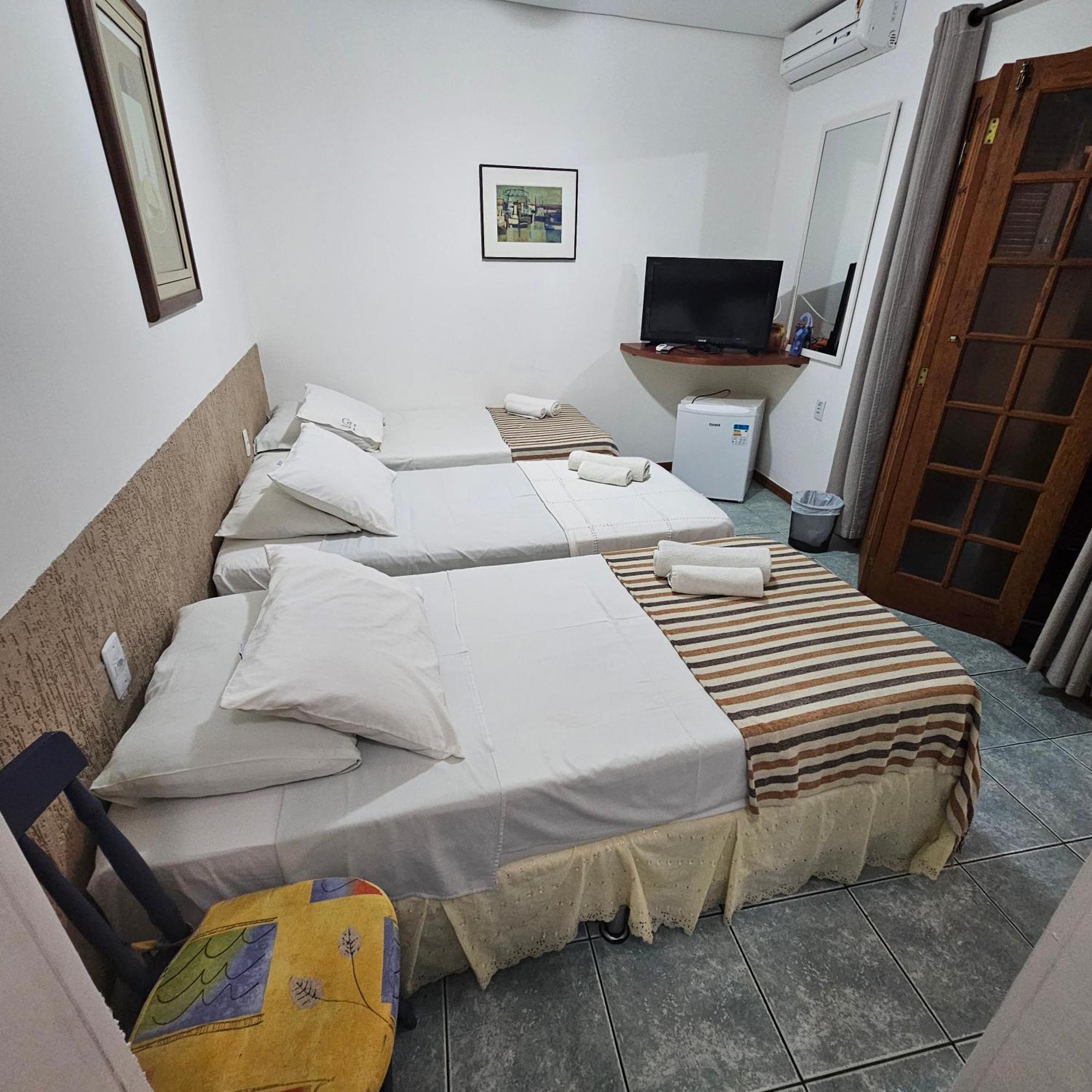 Quarto Econômico com 2 Camas de Solteiro